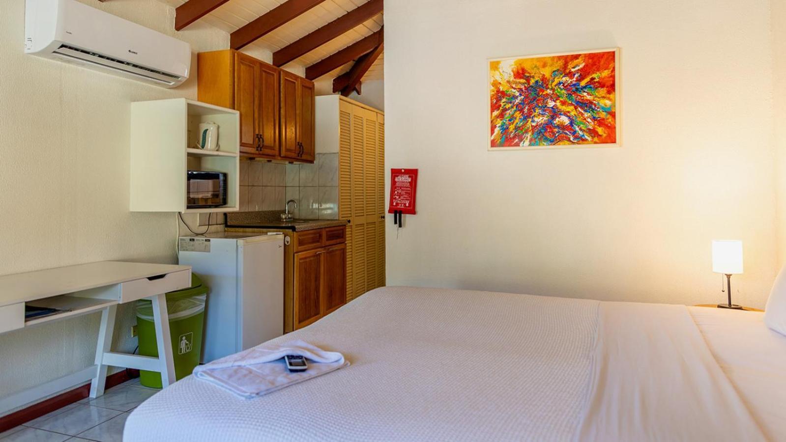 Talk Of The Town Inn & Suites - St Eustatius Oranjestad  Bagian luar foto